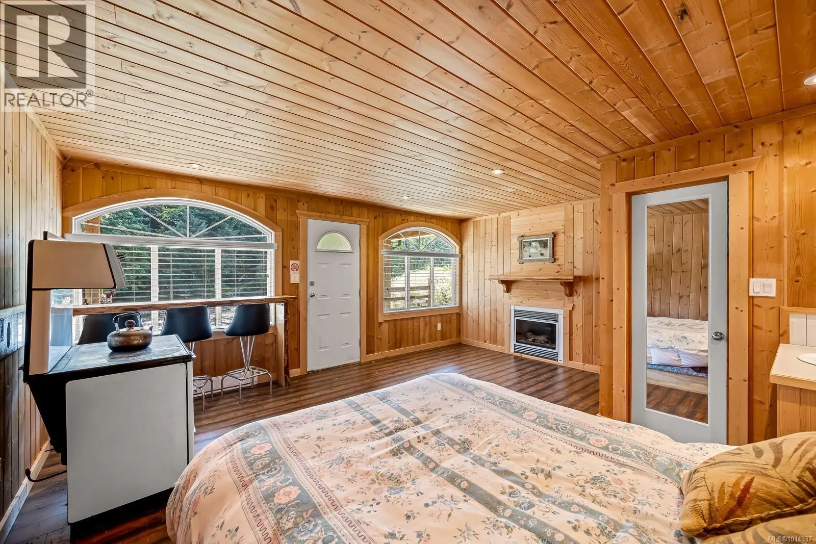 4867 Lorna Lane