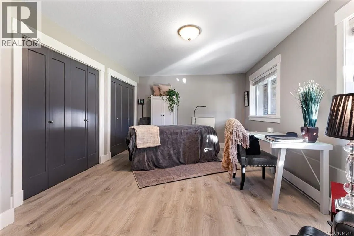 5079 Vista View Cres