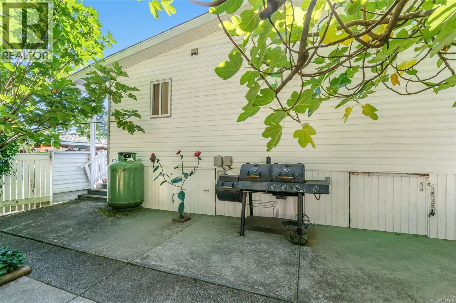 76 971 Douglas Ave