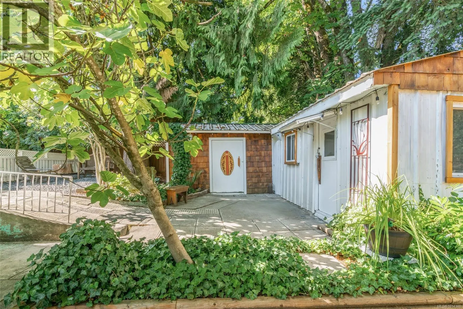 76 971 Douglas Ave