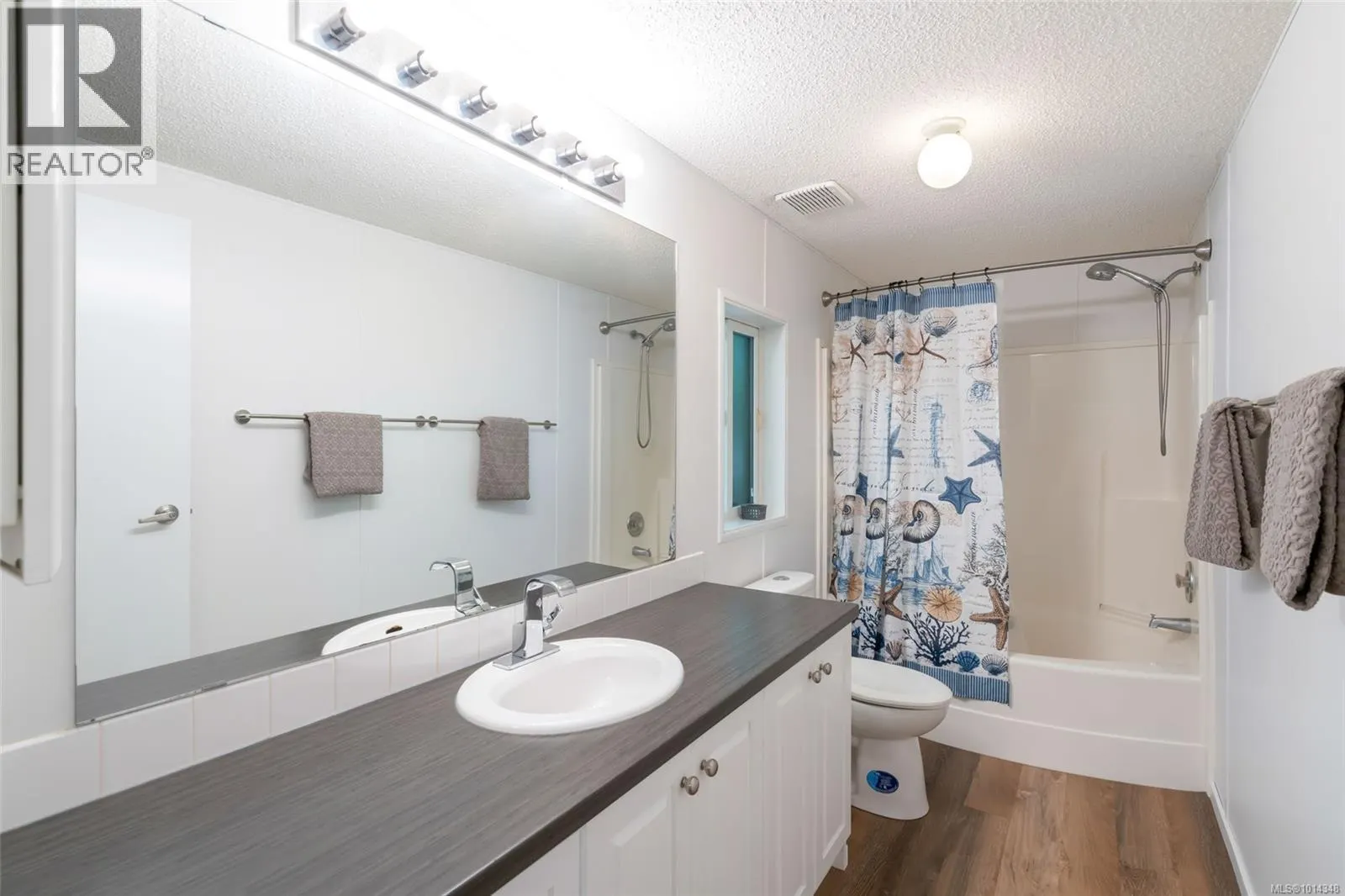 76 971 Douglas Ave