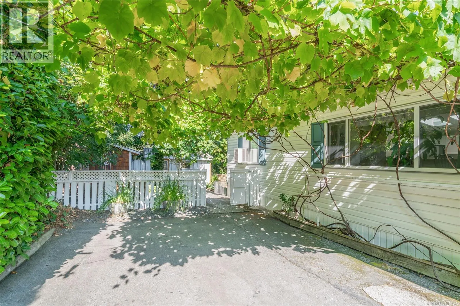 76 971 Douglas Ave