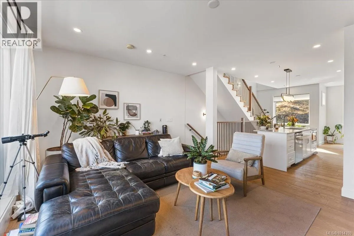 102 5711 Vanderneuk Rd