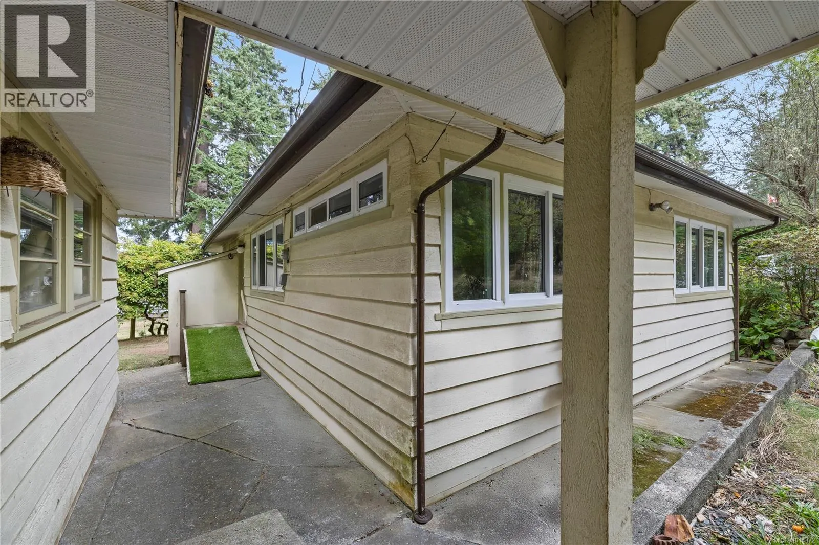 5171 Island Hwy W