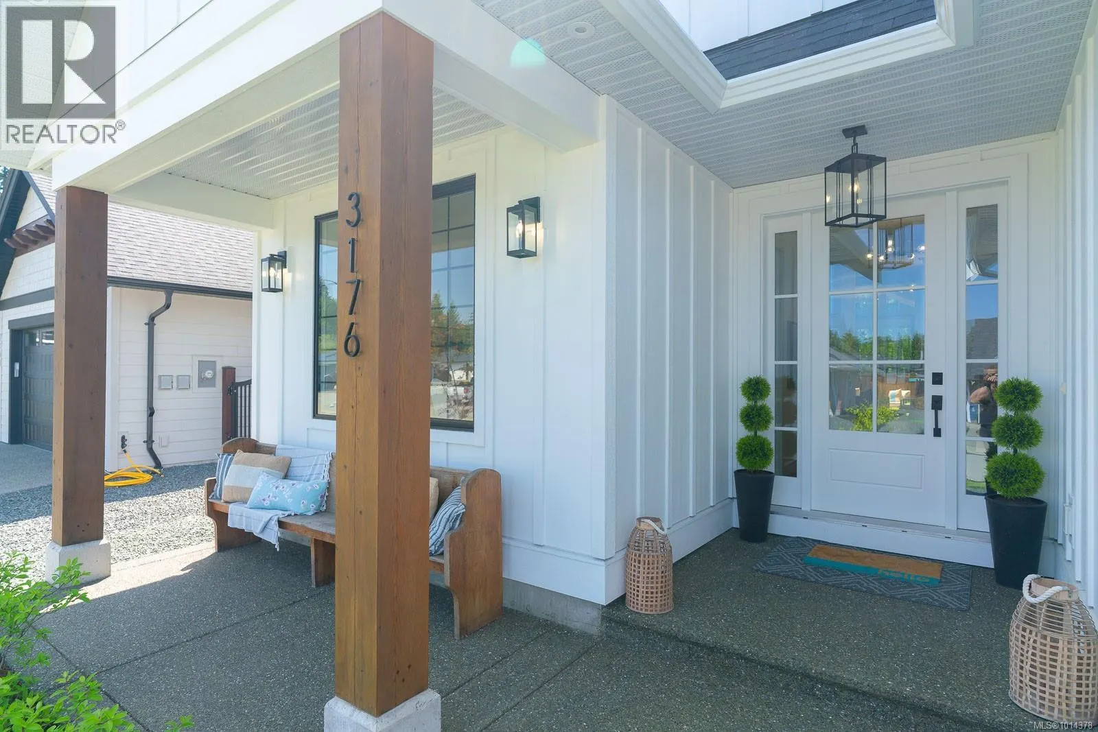 3176 Arbutus Dr