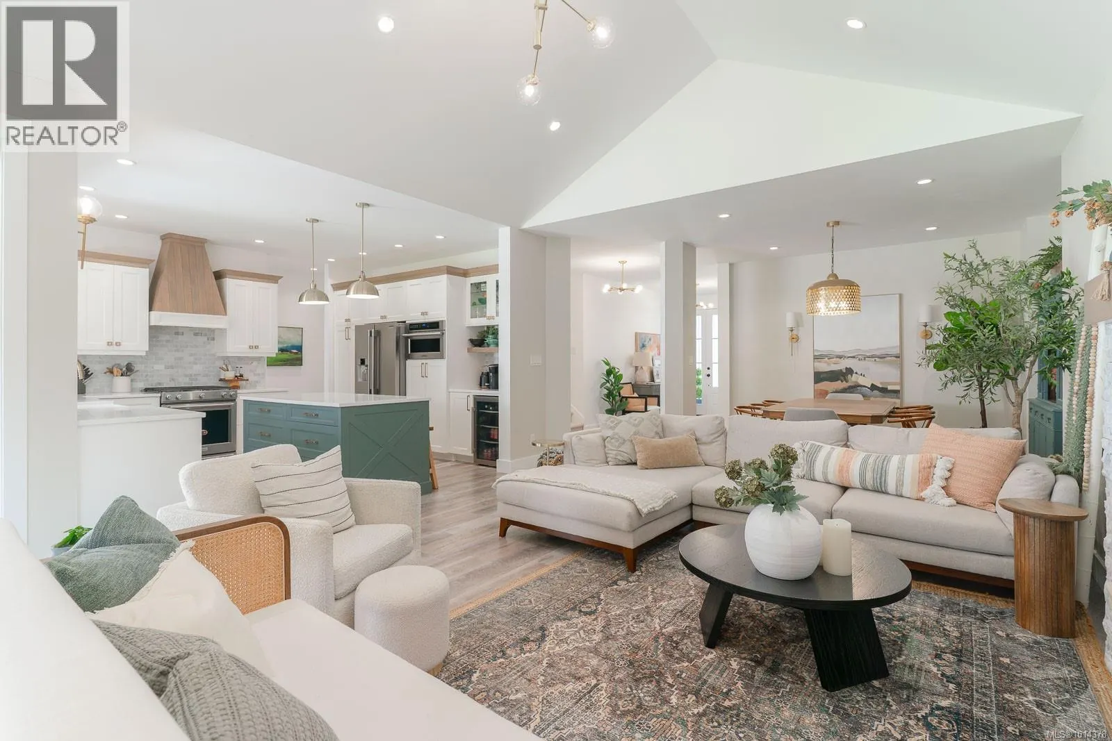 3176 Arbutus Dr