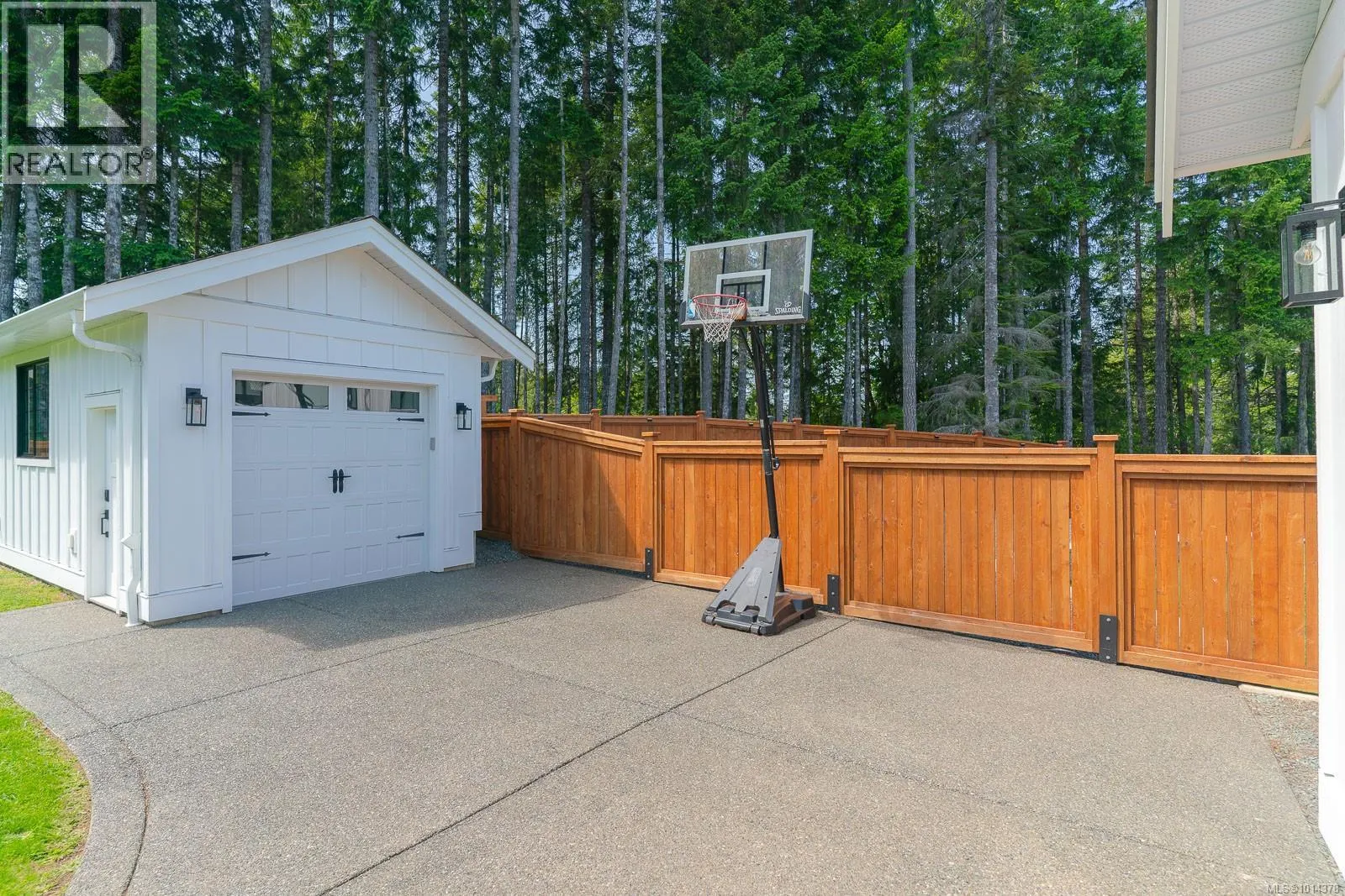 3176 Arbutus Dr