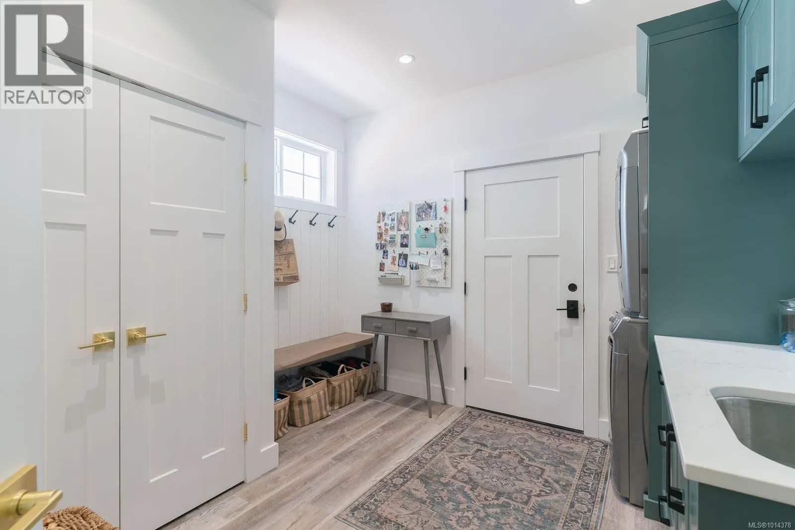 3176 Arbutus Dr
