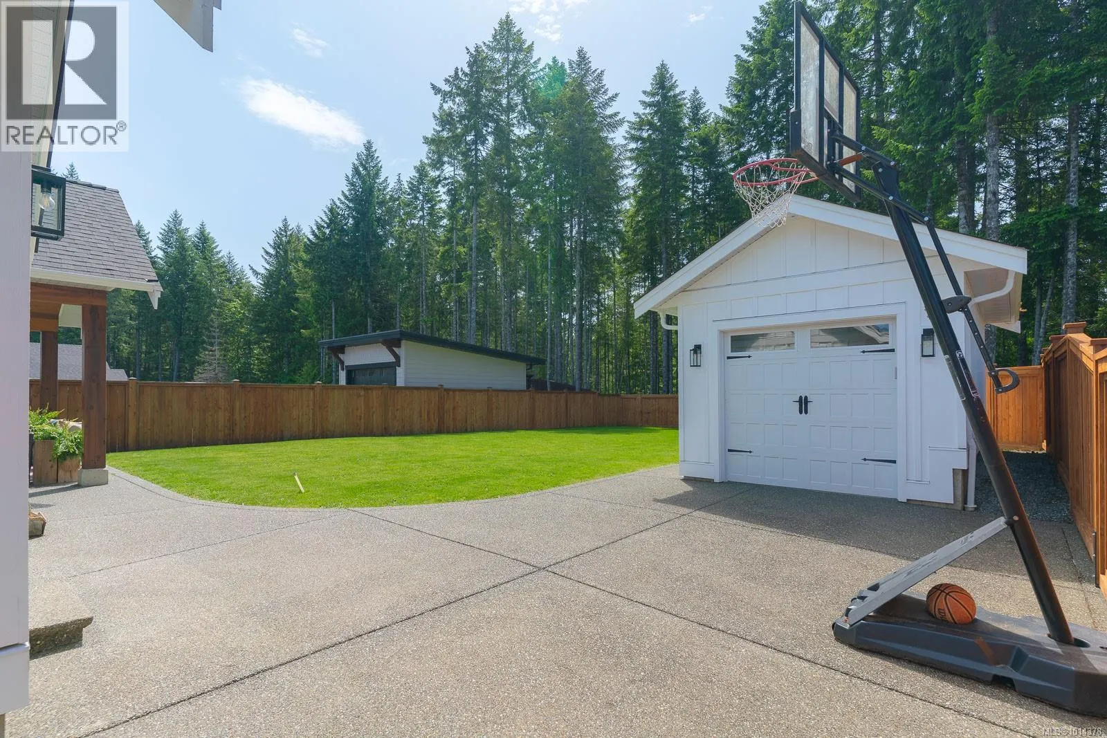 3176 Arbutus Dr