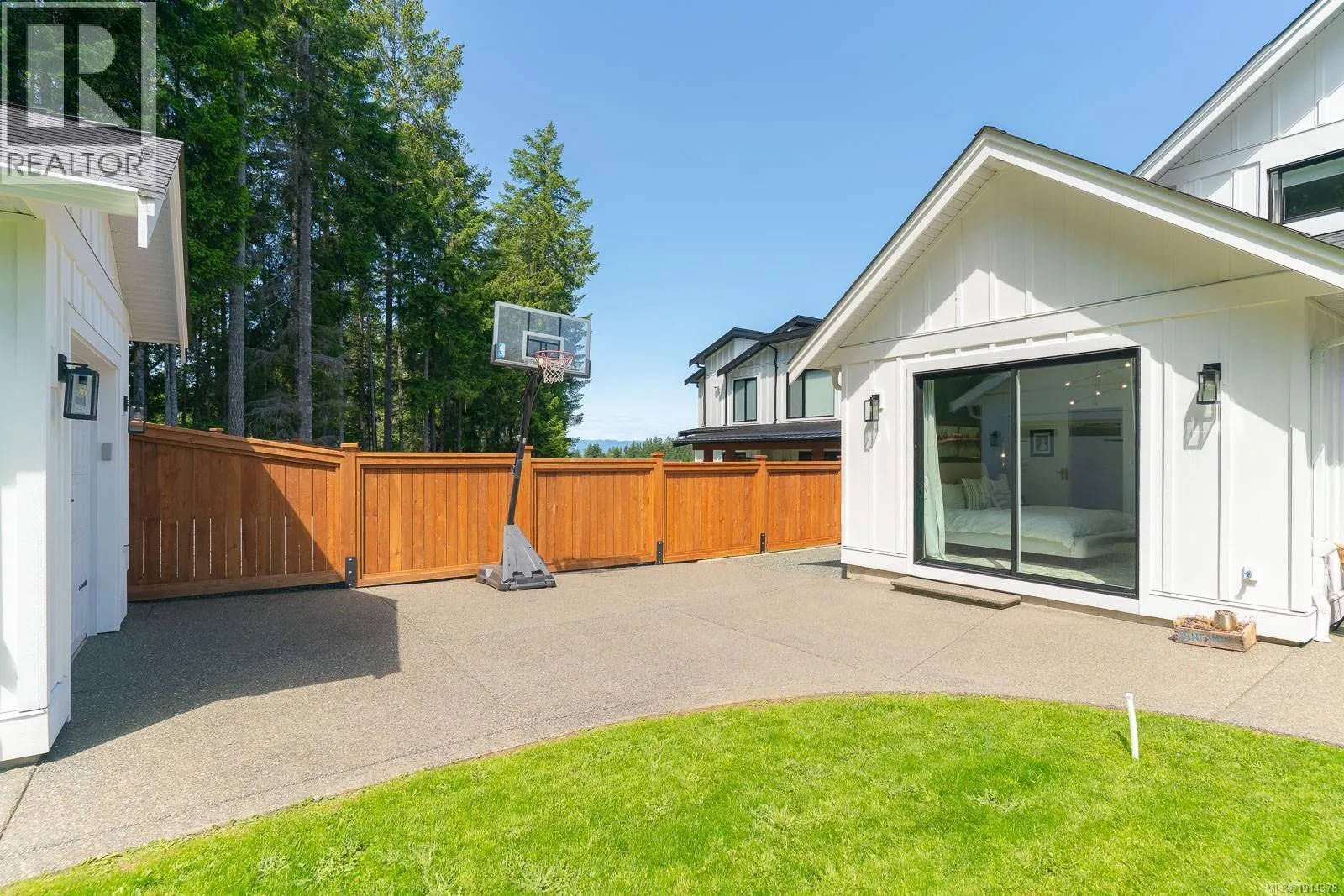 3176 Arbutus Dr