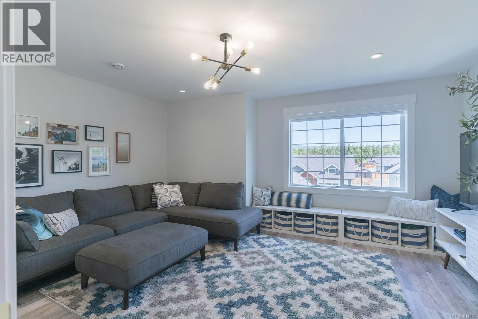 3176 Arbutus Dr