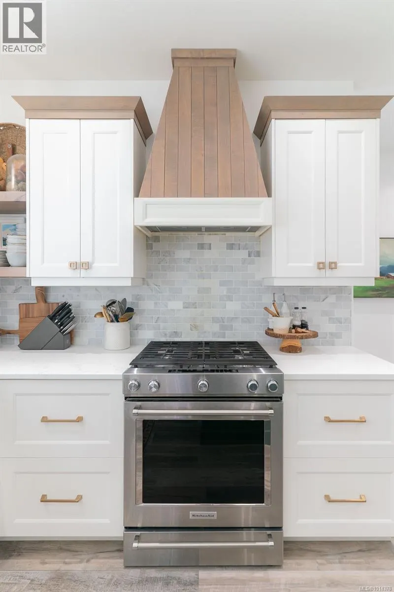 3176 Arbutus Dr