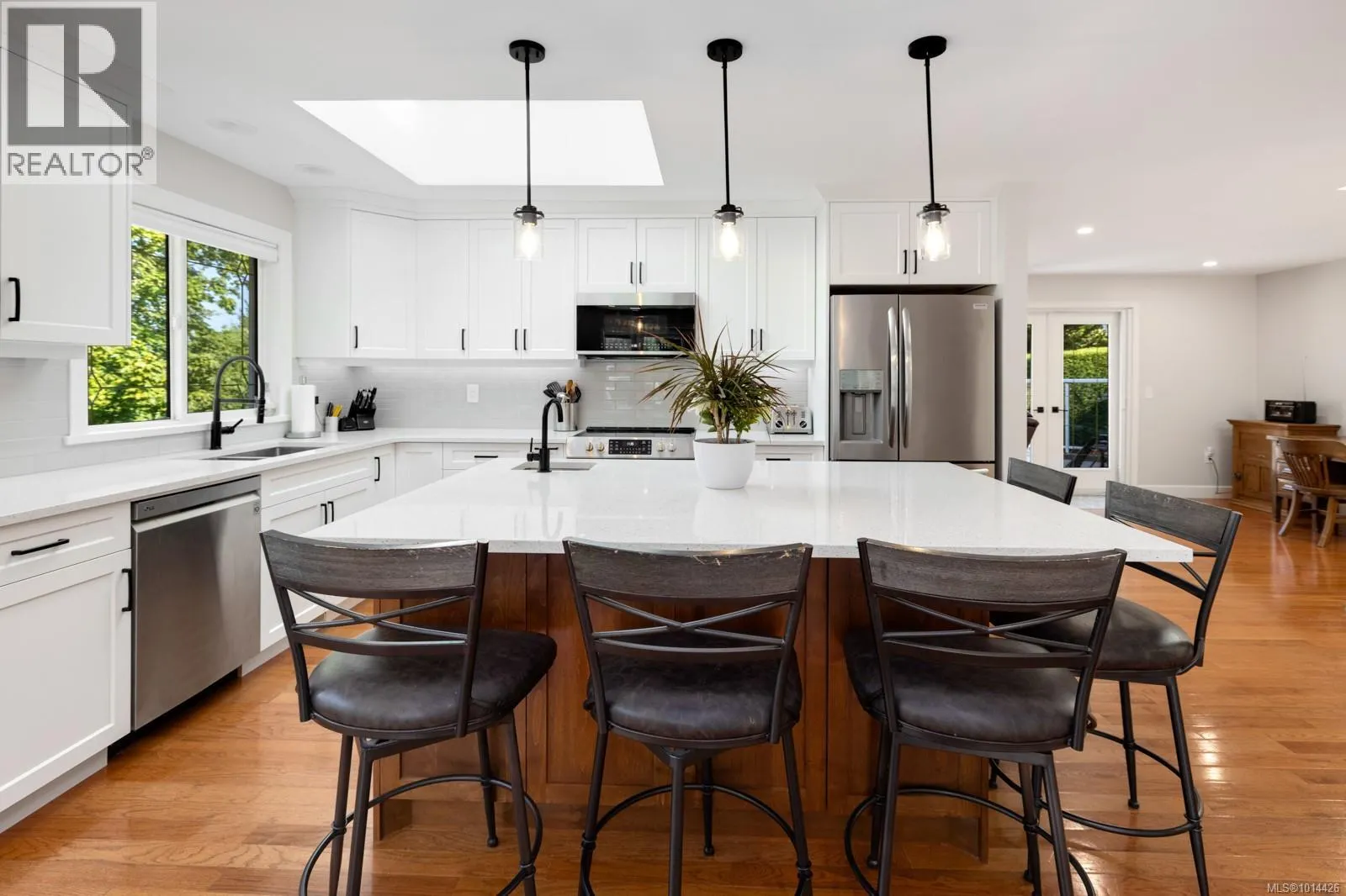 3789 Panorama Cres