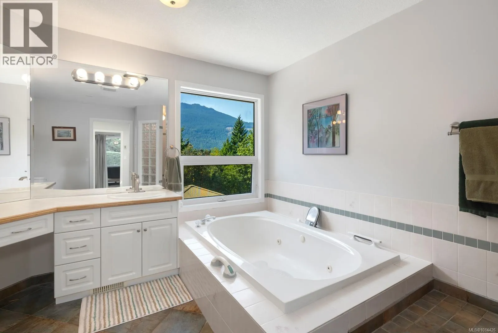 3789 Panorama Cres