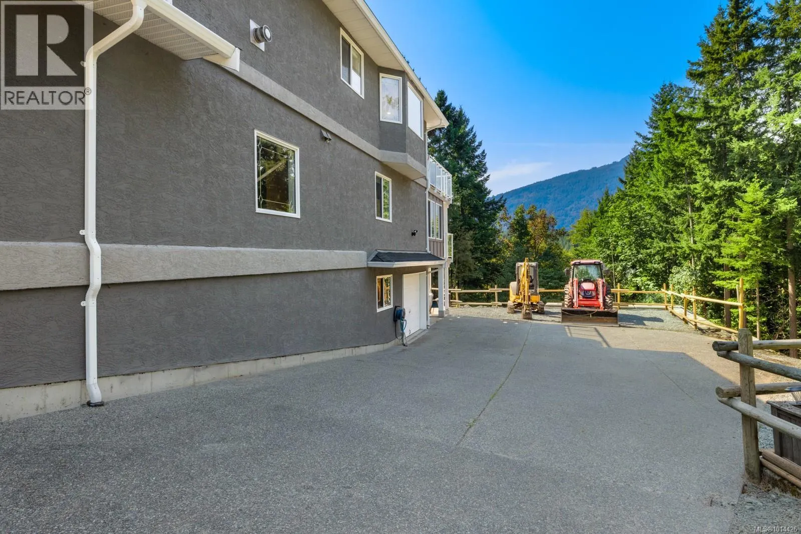 3789 Panorama Cres