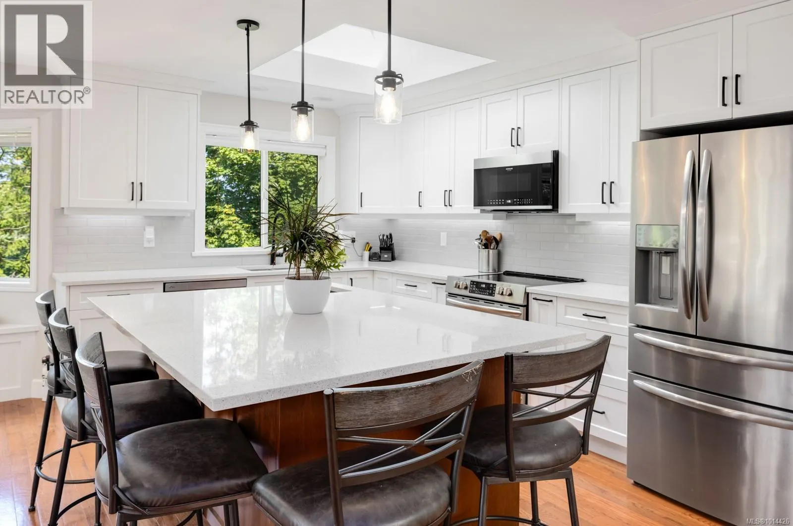 3789 Panorama Cres