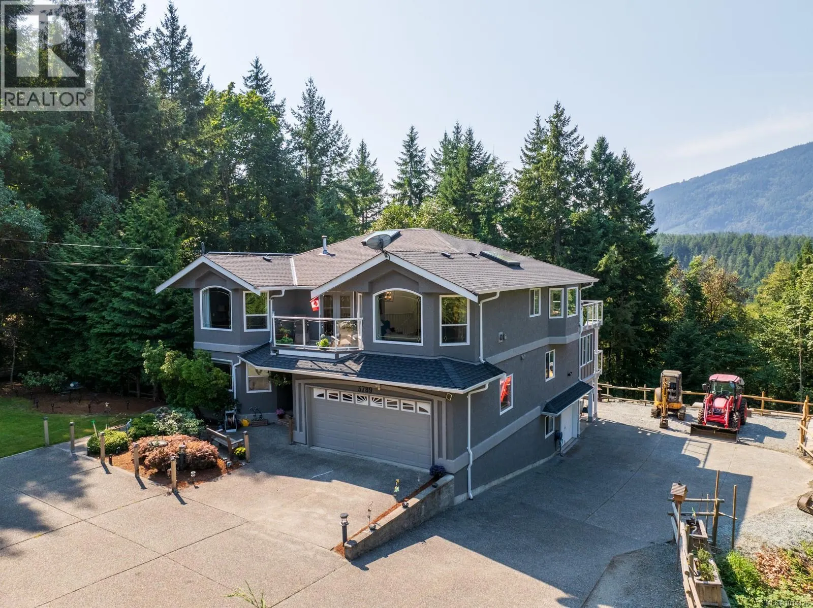 3789 Panorama Cres