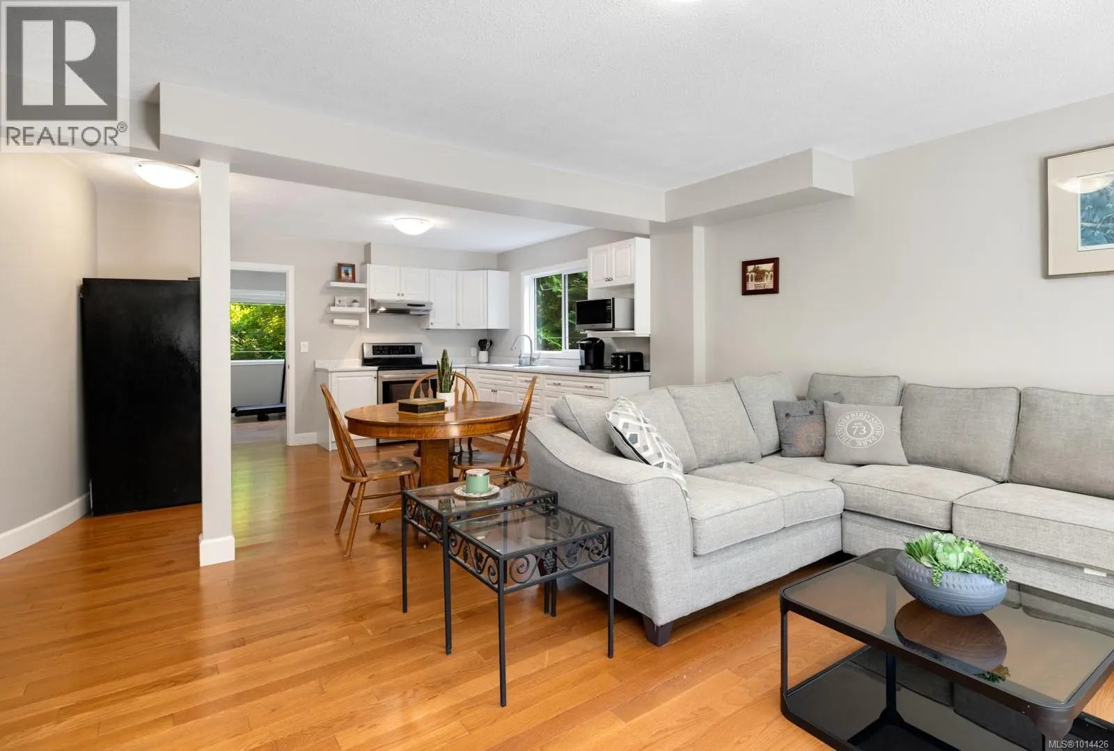3789 Panorama Cres