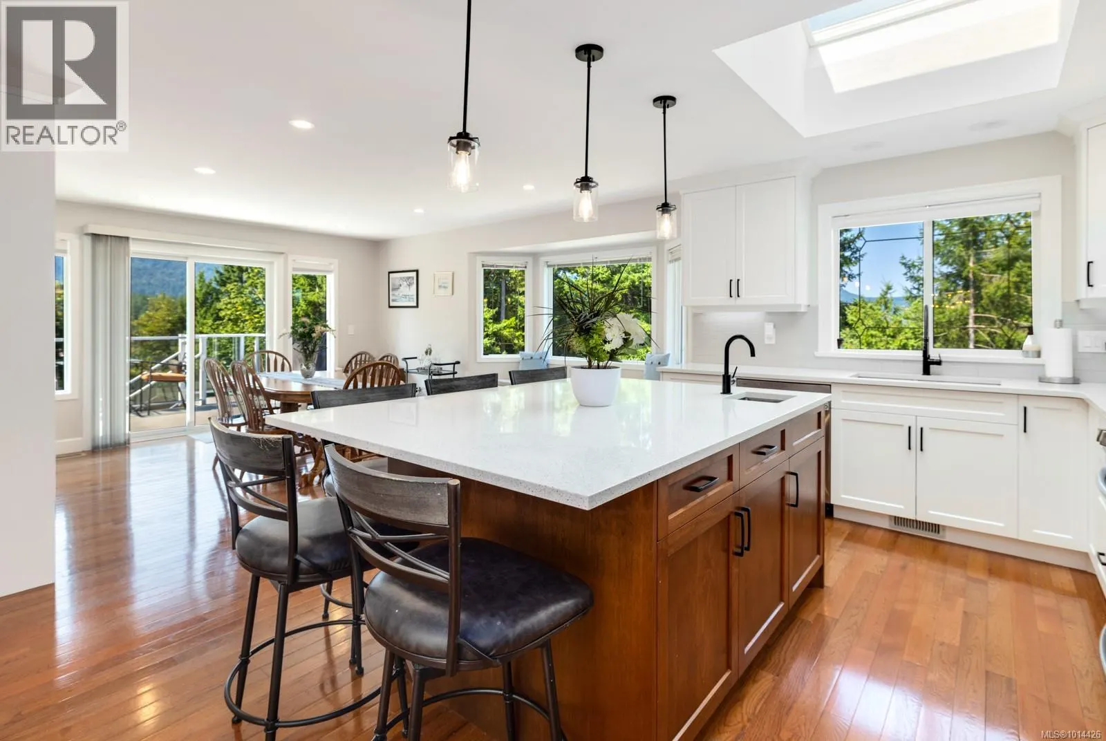3789 Panorama Cres