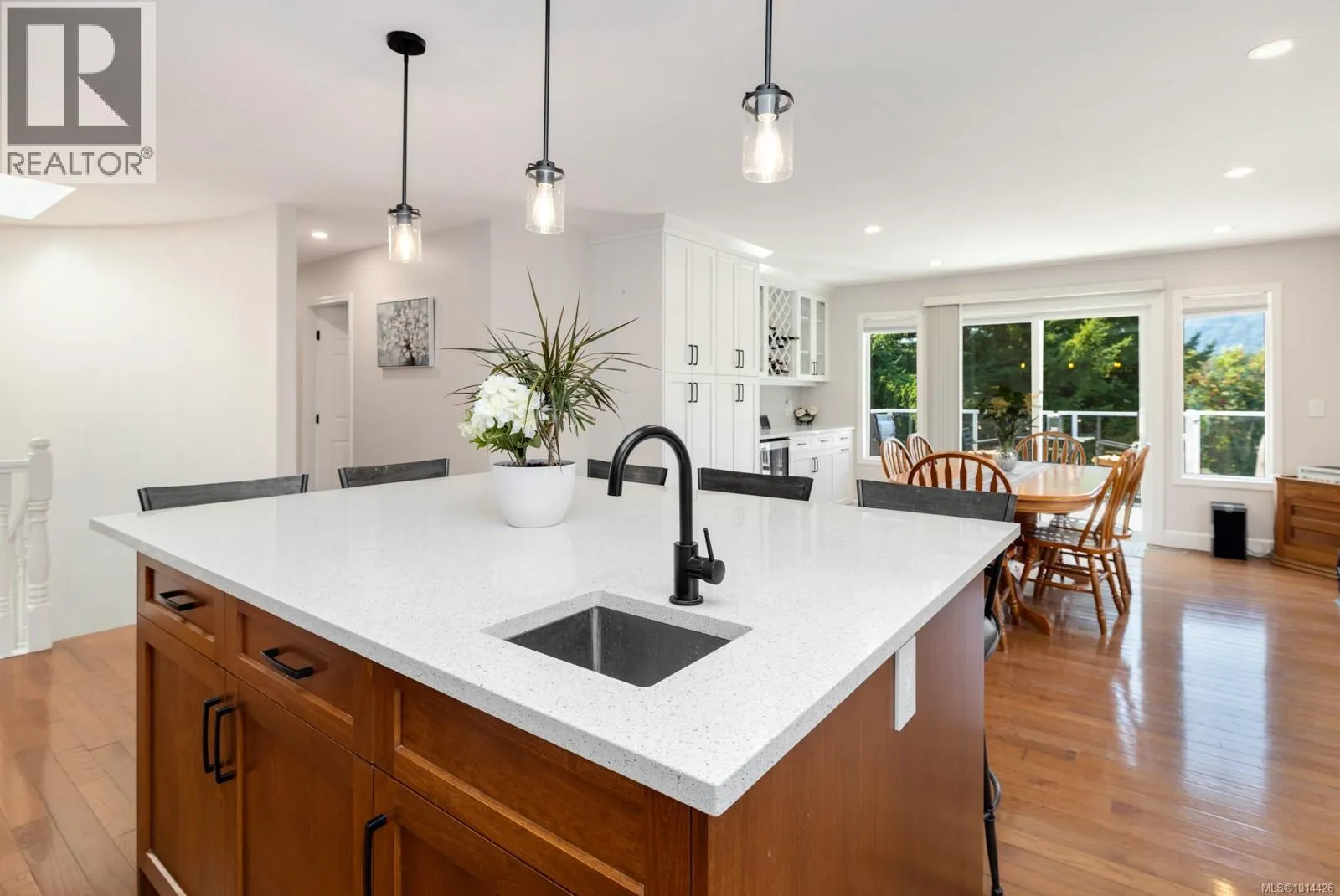 3789 Panorama Cres