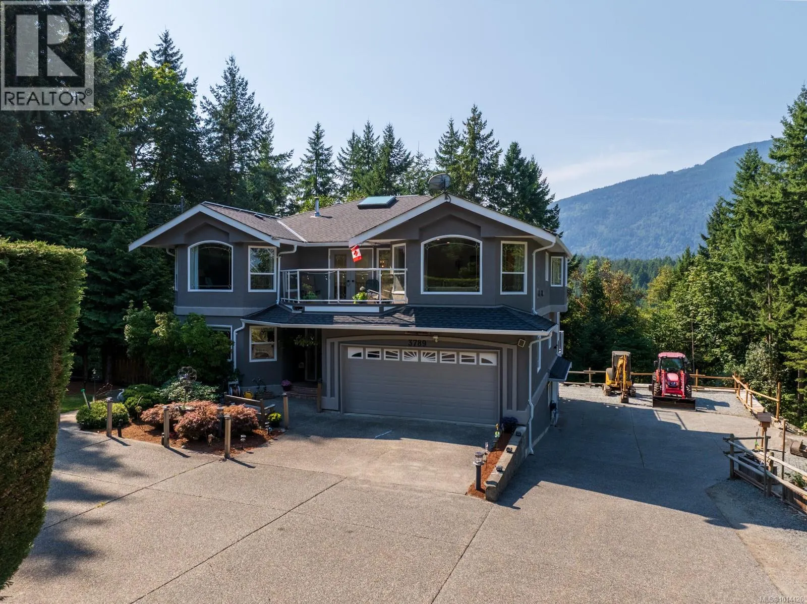 3789 Panorama Cres