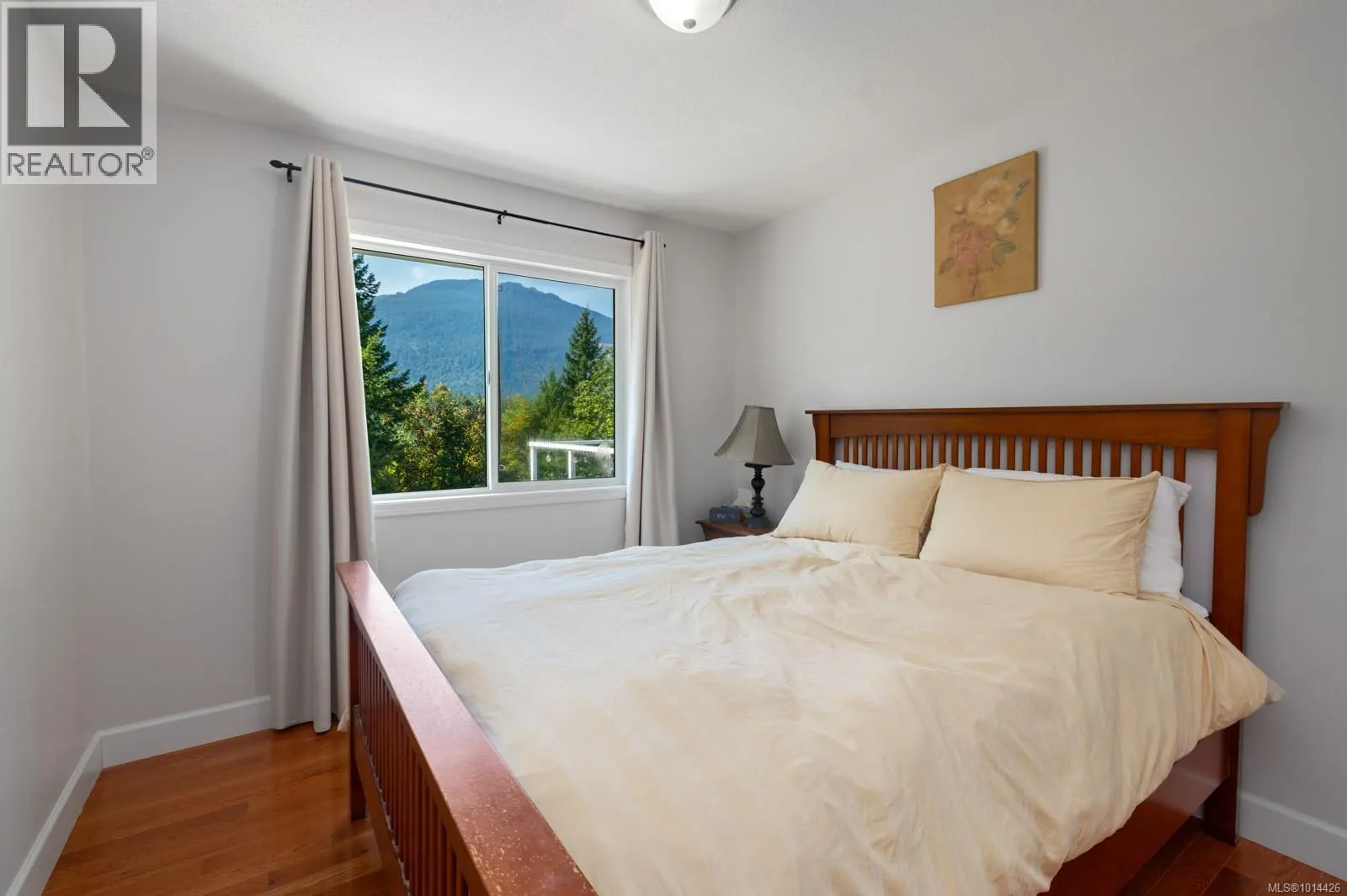 3789 Panorama Cres