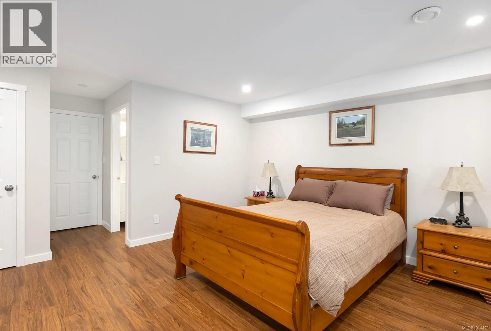 3789 Panorama Cres