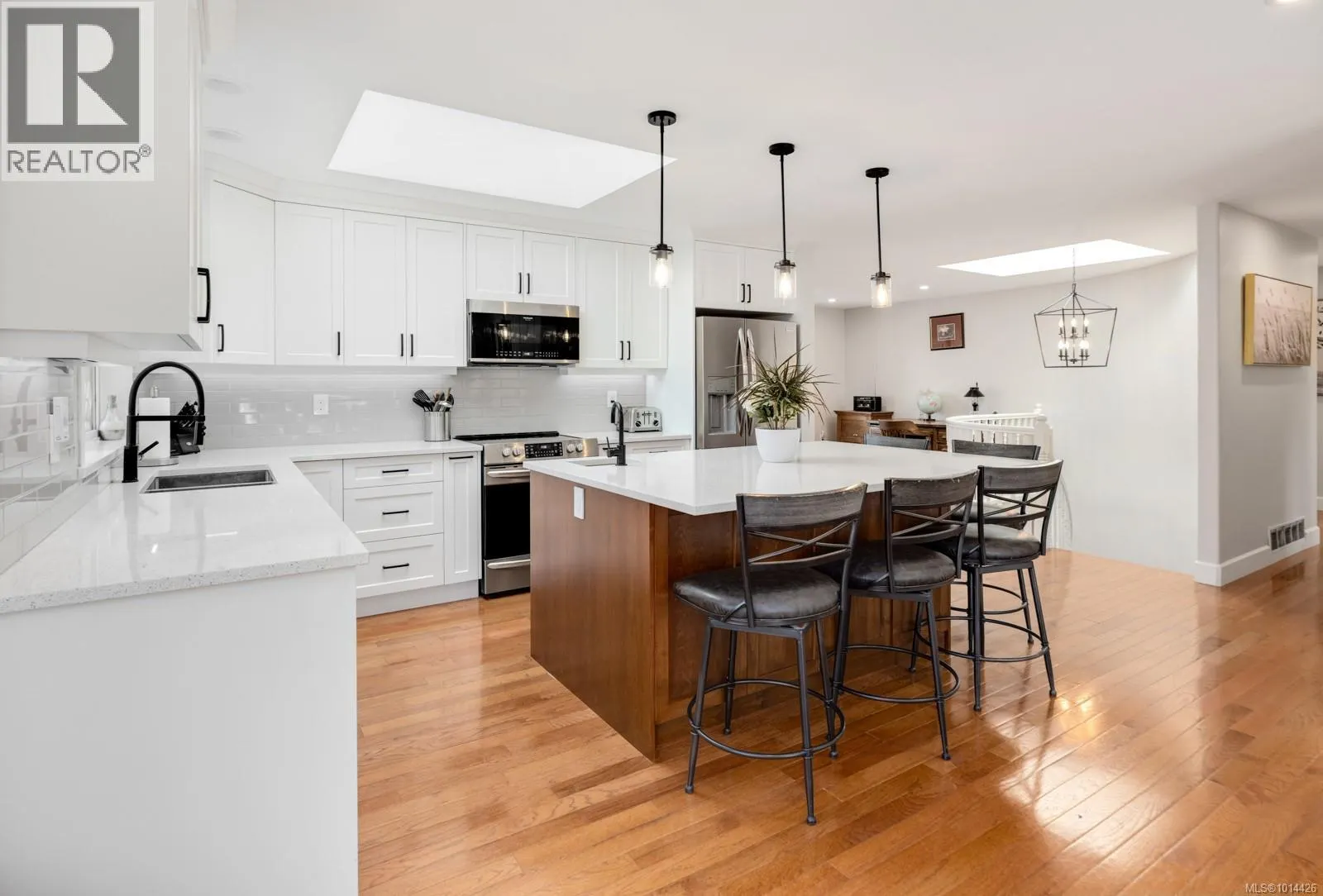 3789 Panorama Cres