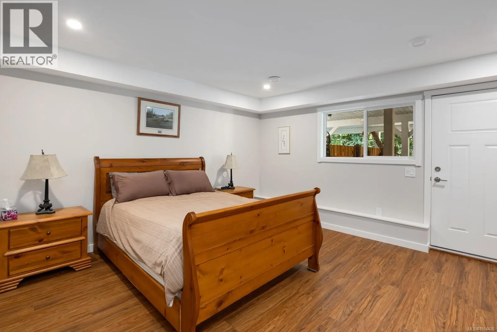 3789 Panorama Cres