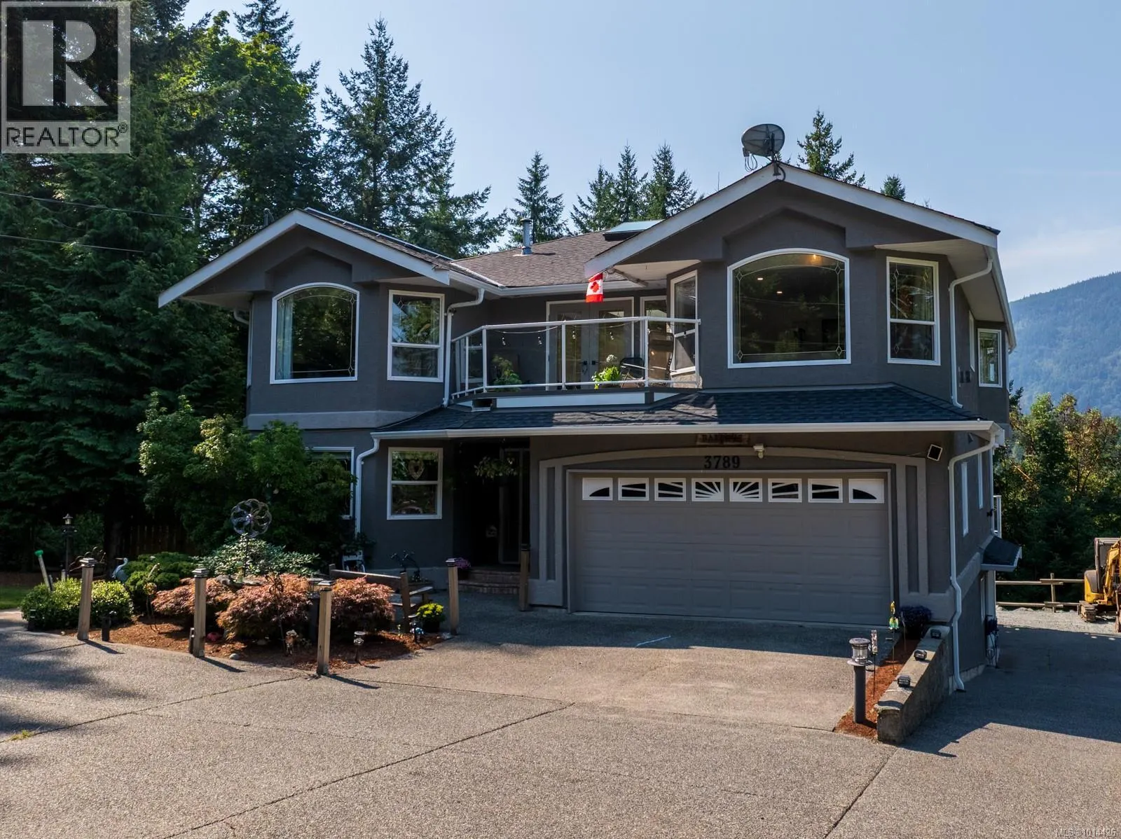 3789 Panorama Cres