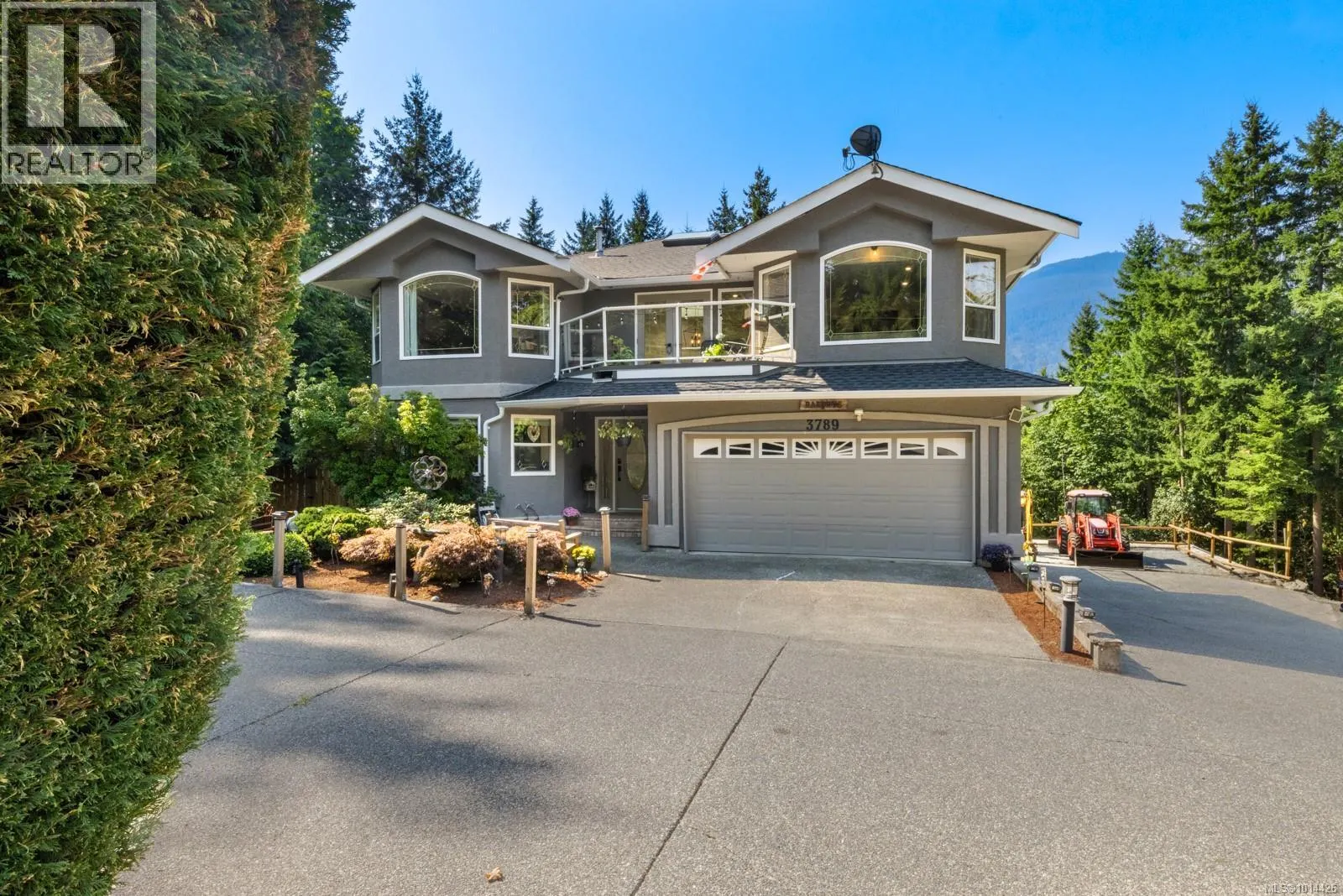 3789 Panorama Cres