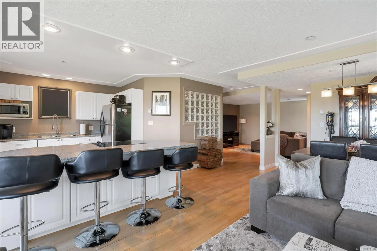 10 7847 East Saanich Rd
