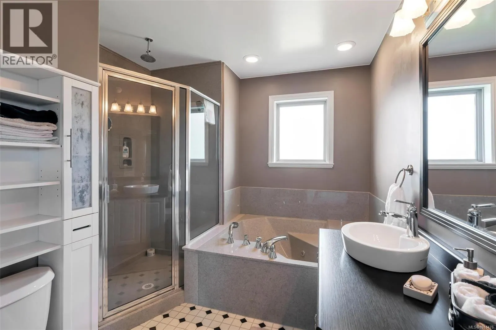 10 7847 East Saanich Rd