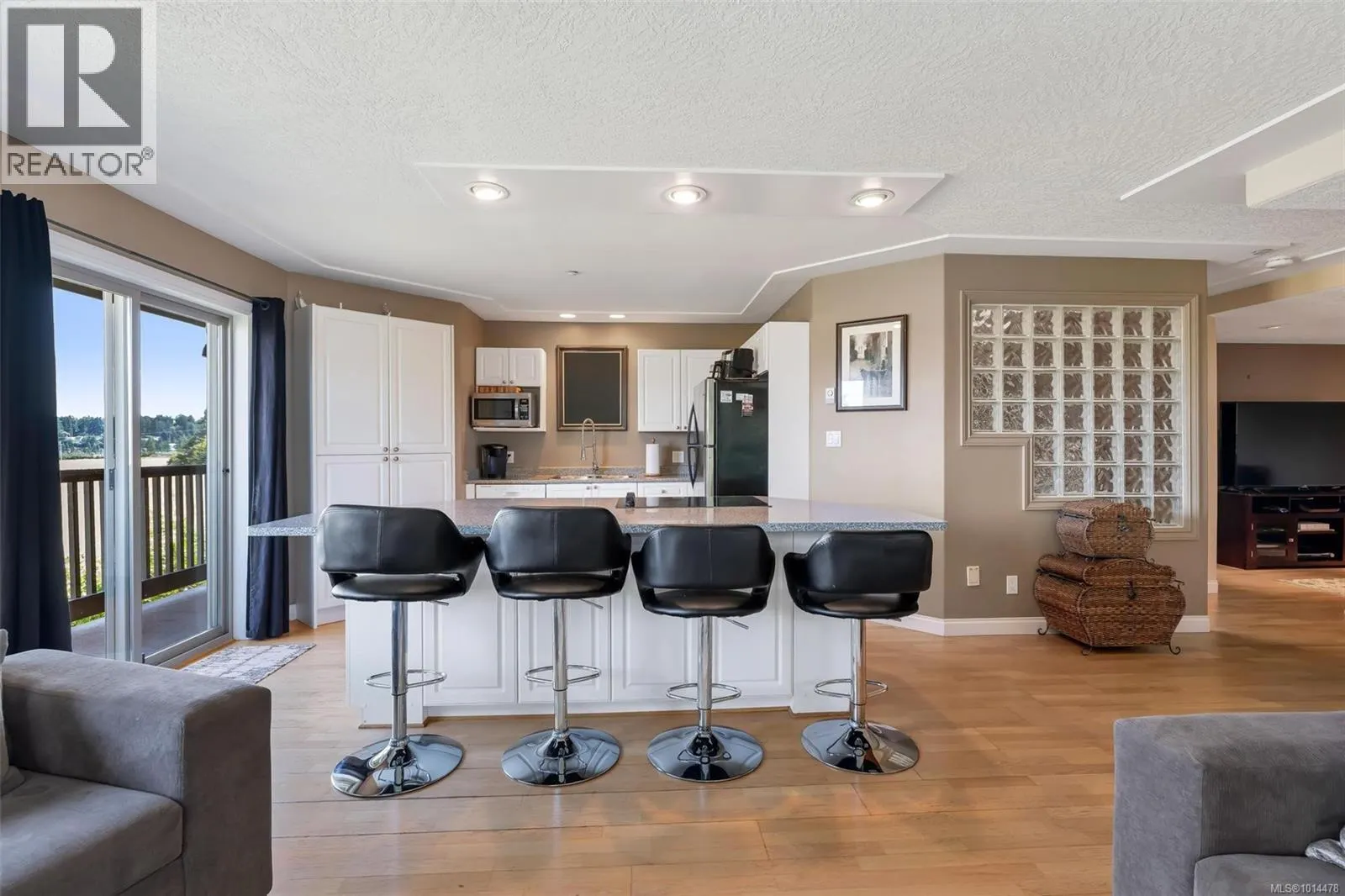 10 7847 East Saanich Rd