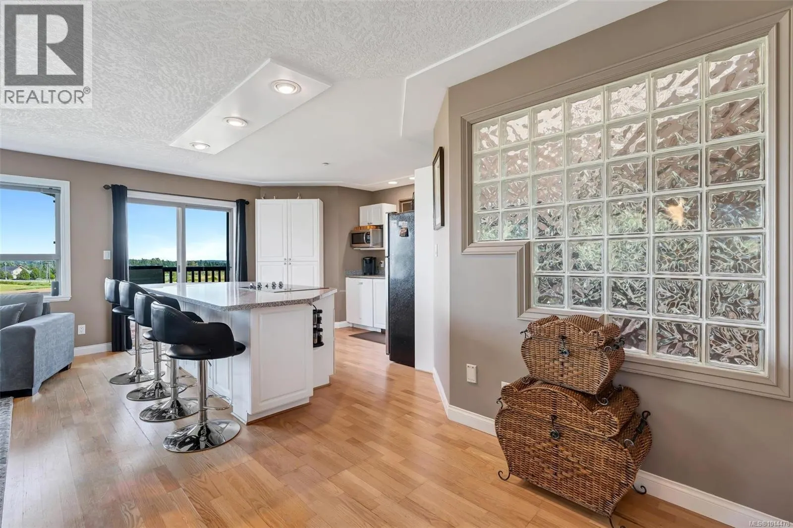 10 7847 East Saanich Rd