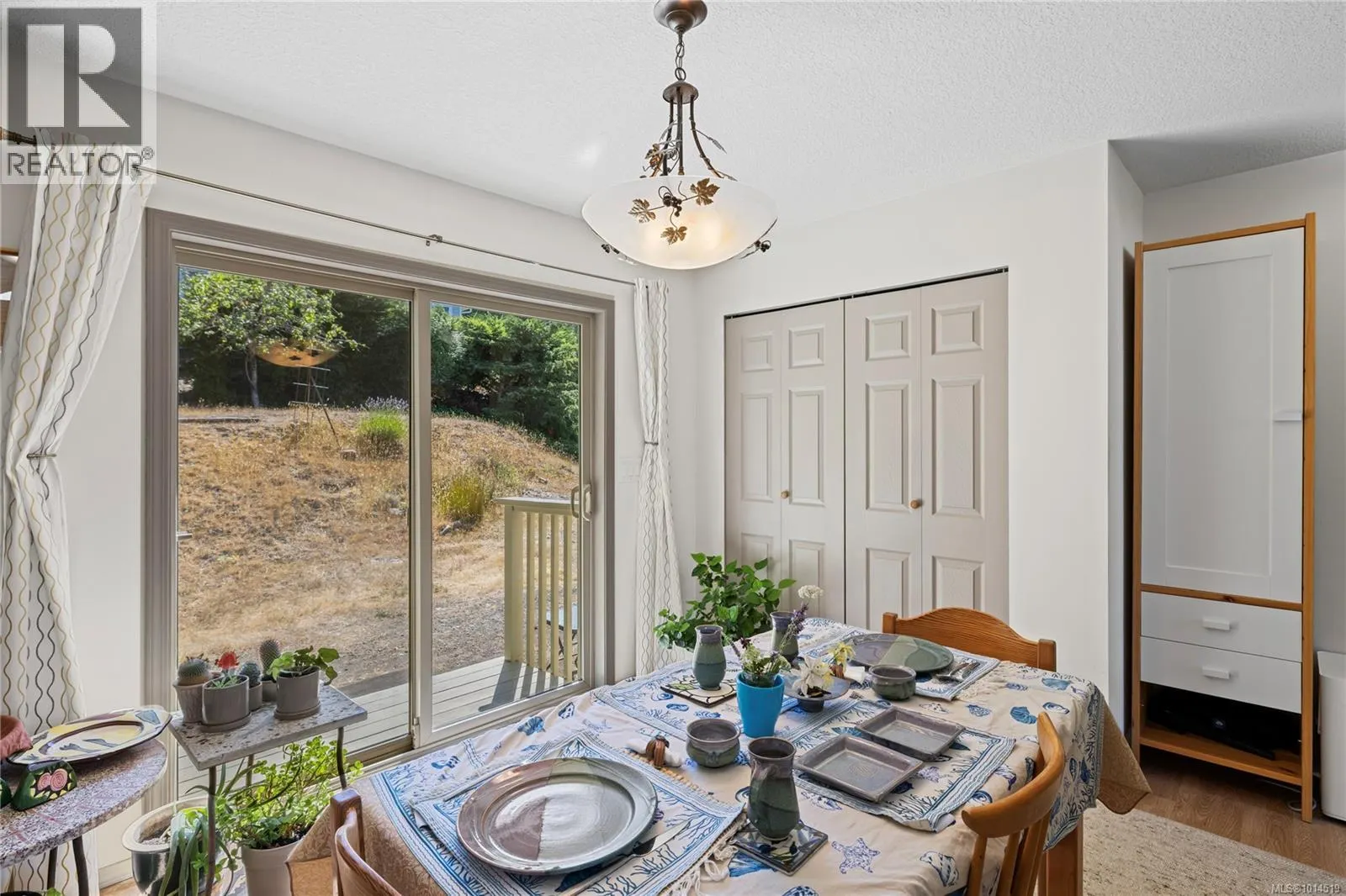 3122 Dolphin Dr
