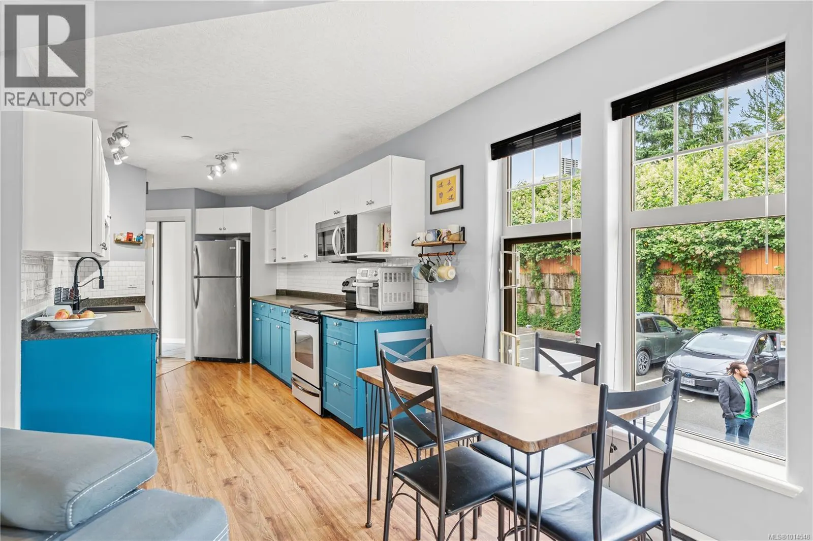 201 908 Brock Ave