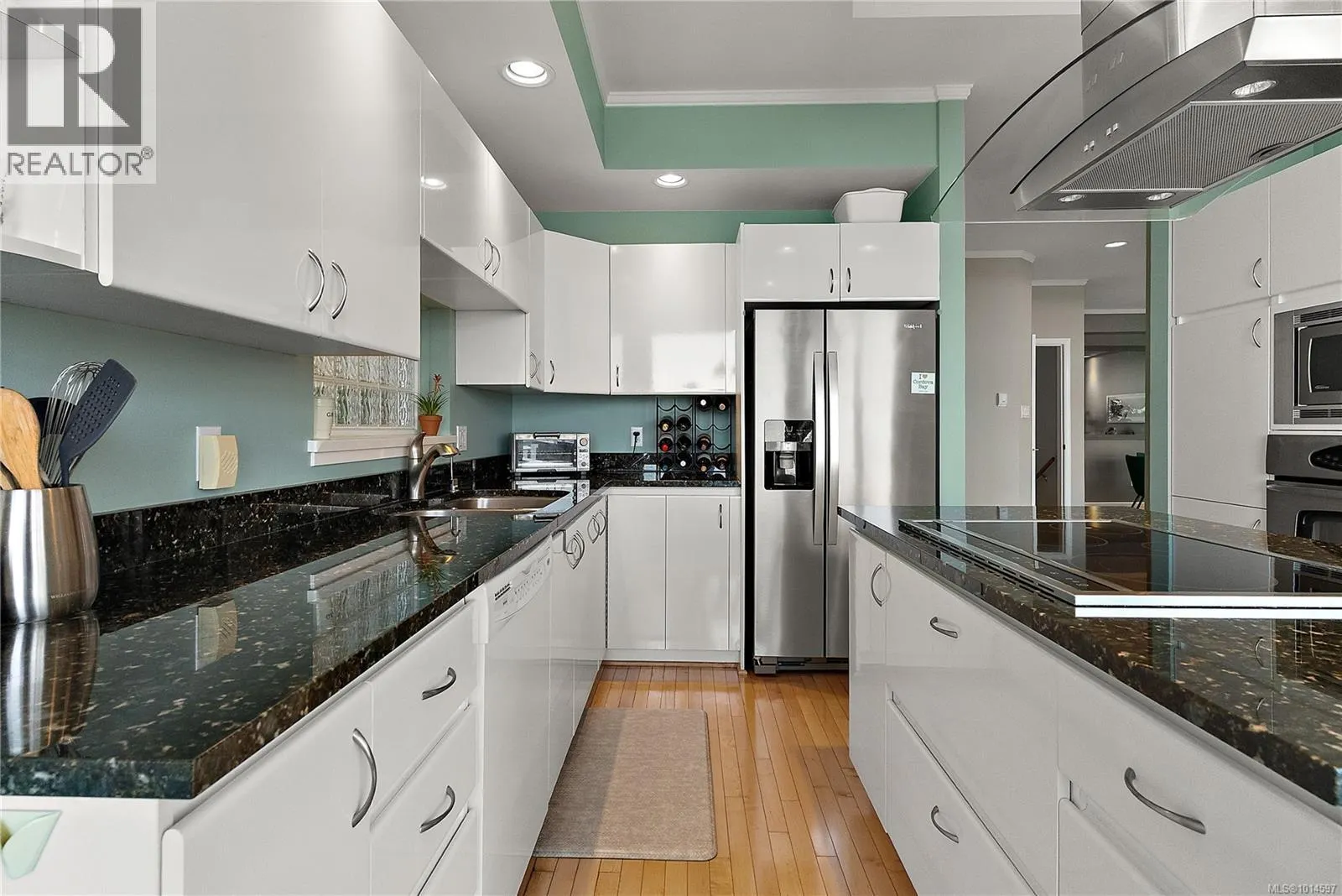 7 4771 Cordova Bay Rd