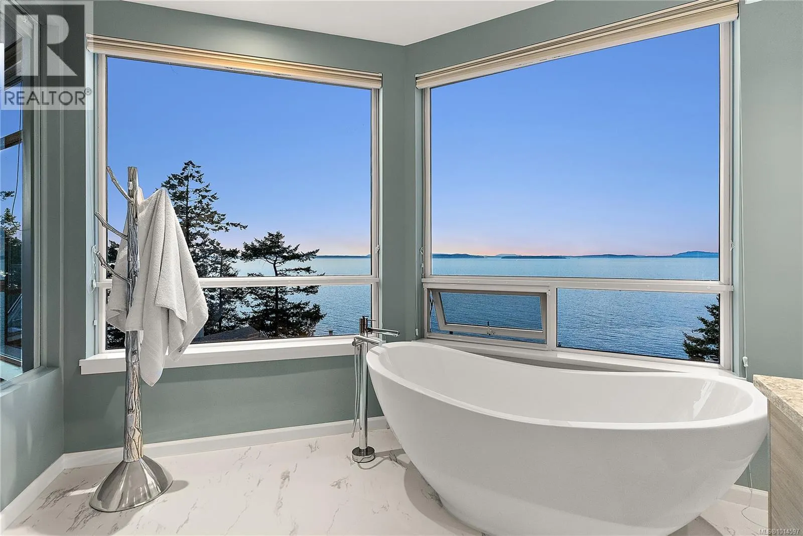 7 4771 Cordova Bay Rd