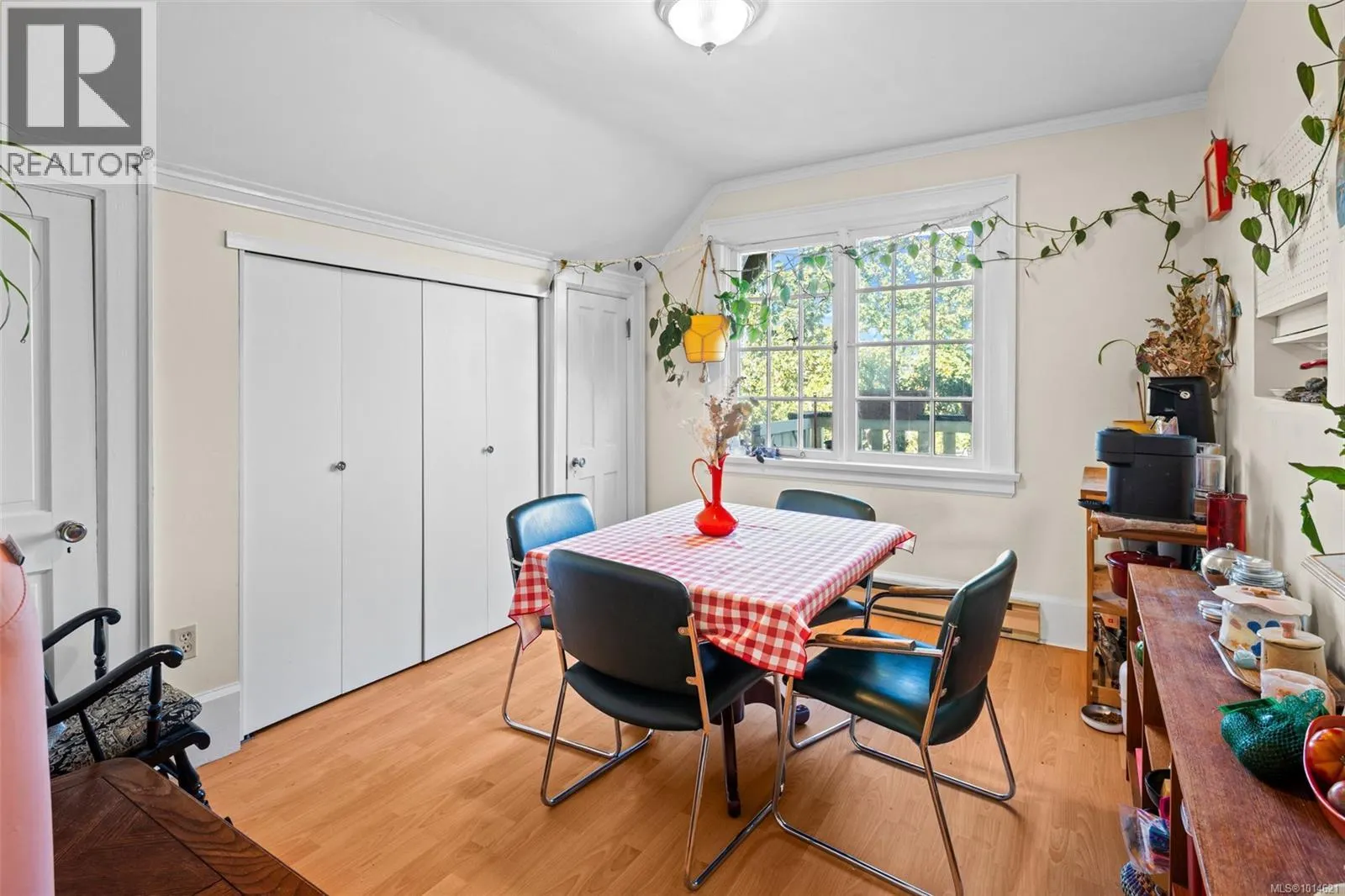 1043/1045 Belmont Ave