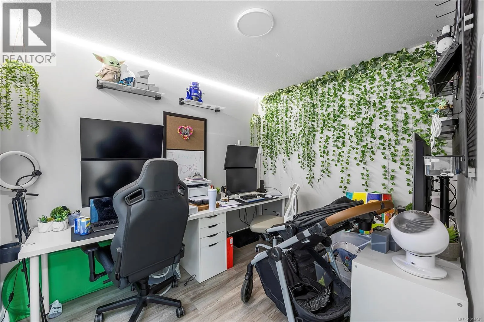 557 Lori Pl