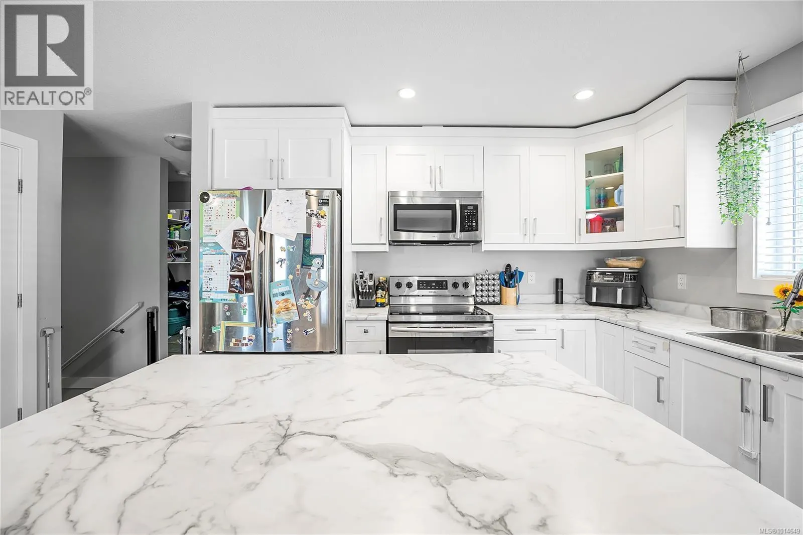 557 Lori Pl