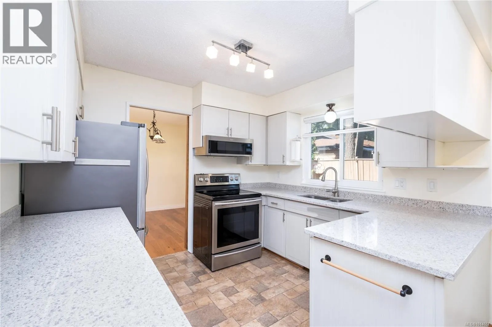 757 Lorne Cres