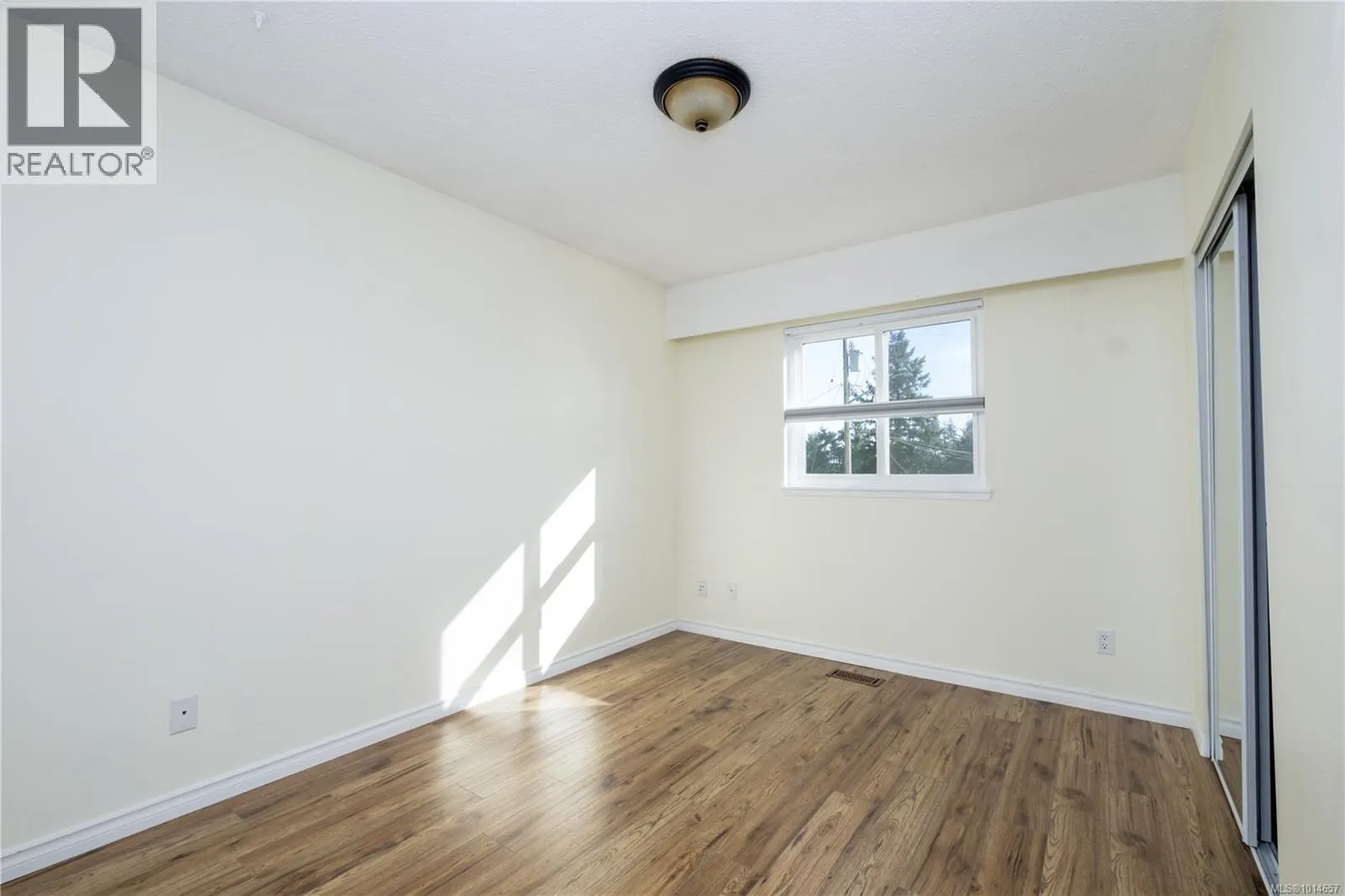 757 Lorne Cres