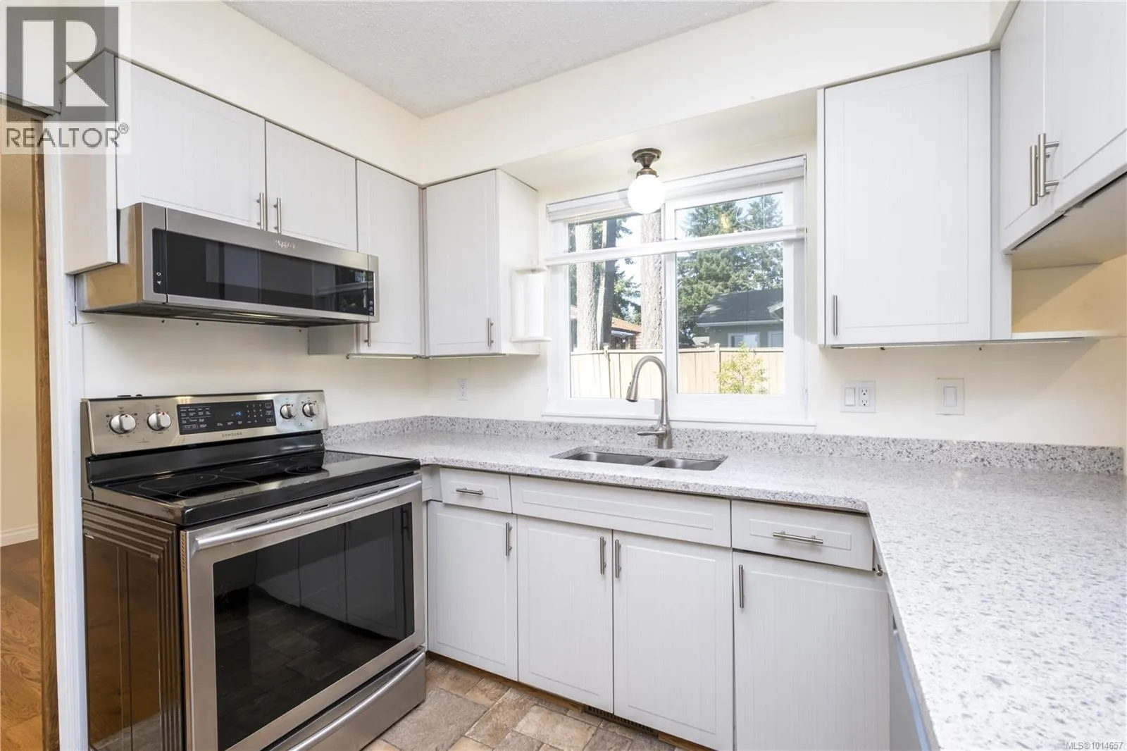757 Lorne Cres