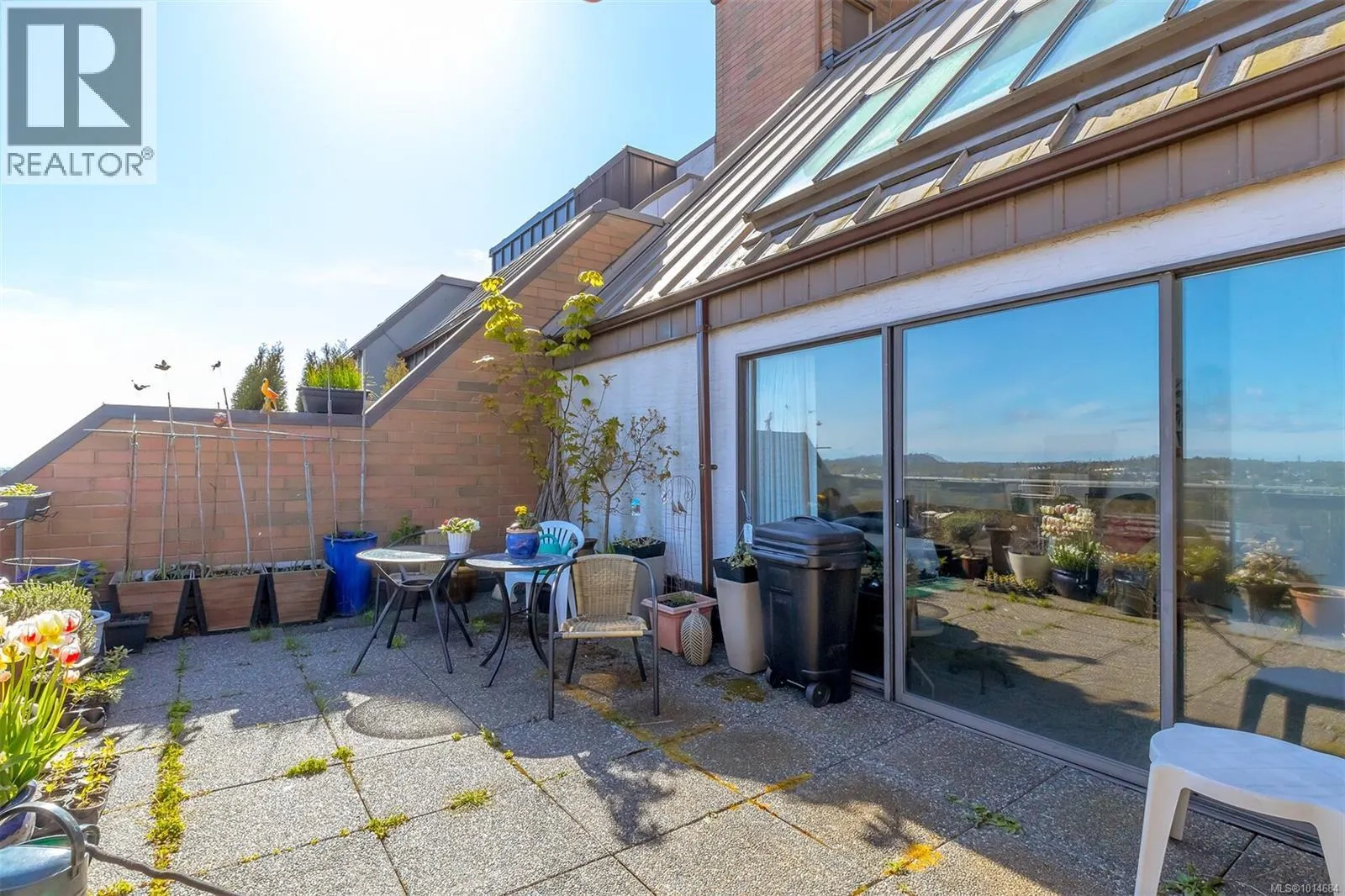 809 1630 Quadra St