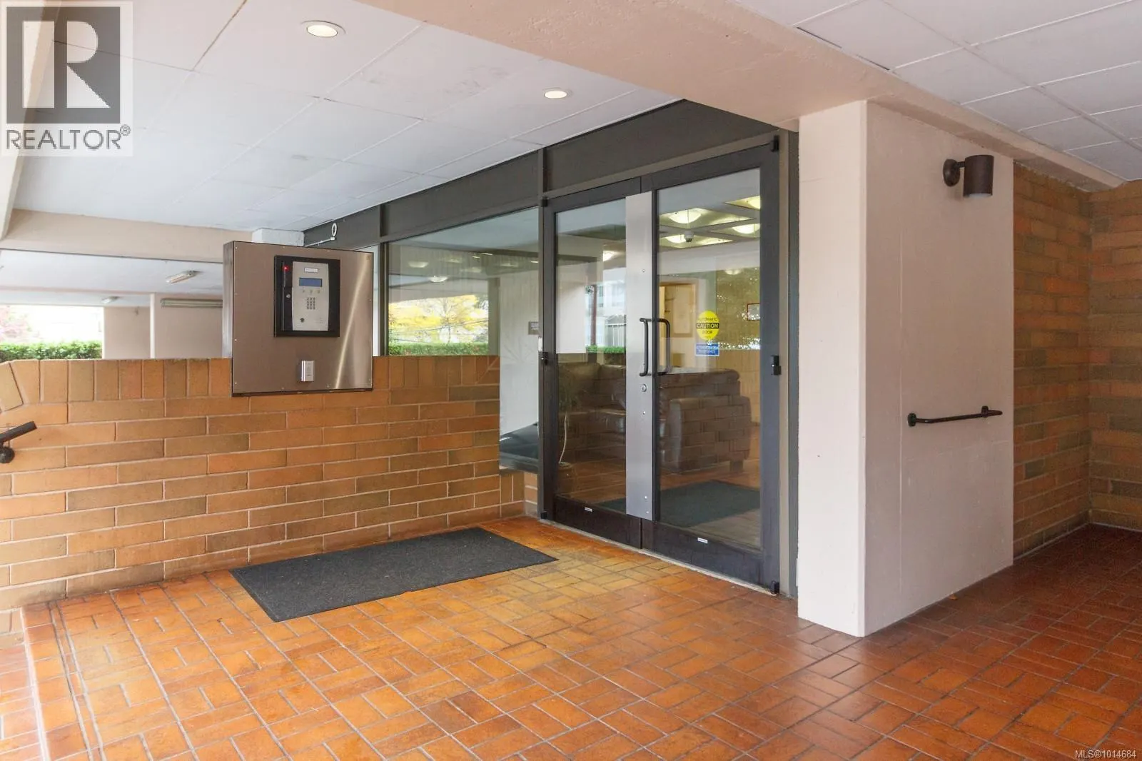 809 1630 Quadra St