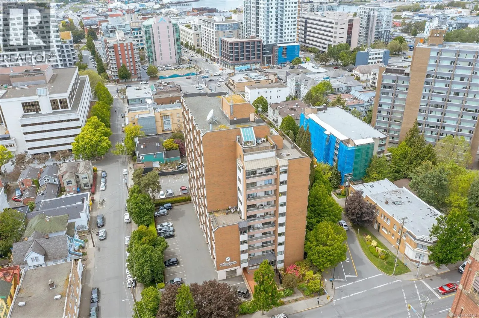 809 1630 Quadra St