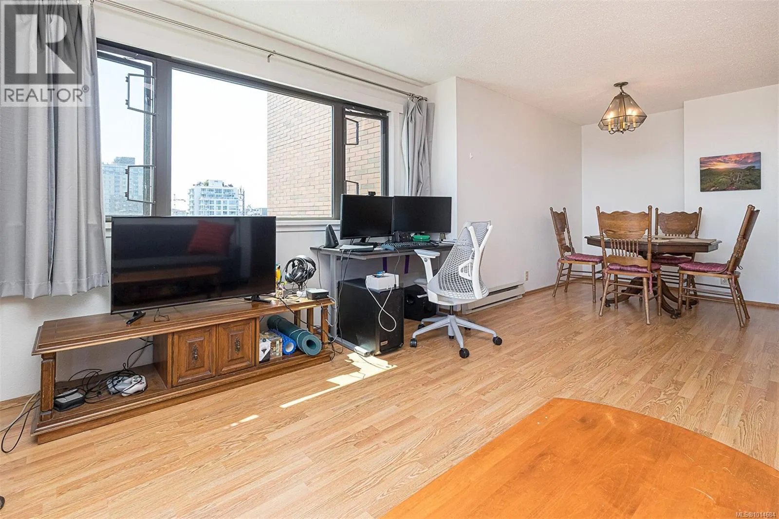 809 1630 Quadra St