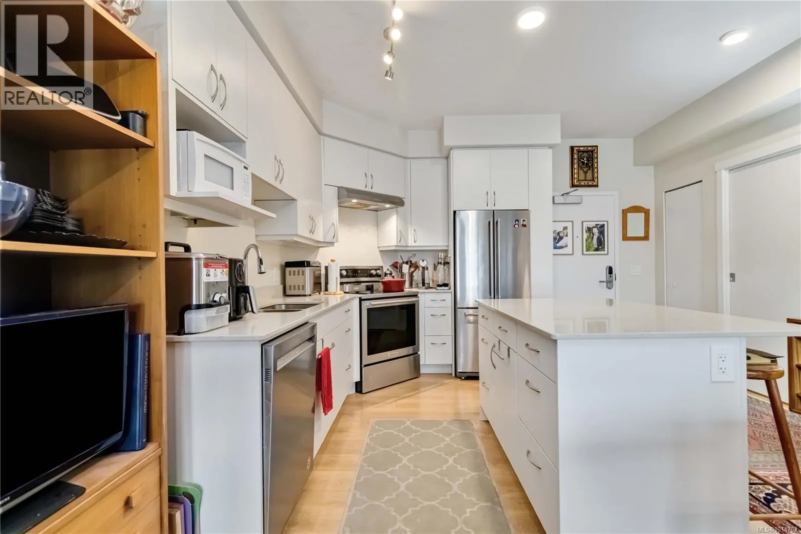 203 6609 Goodmere Rd